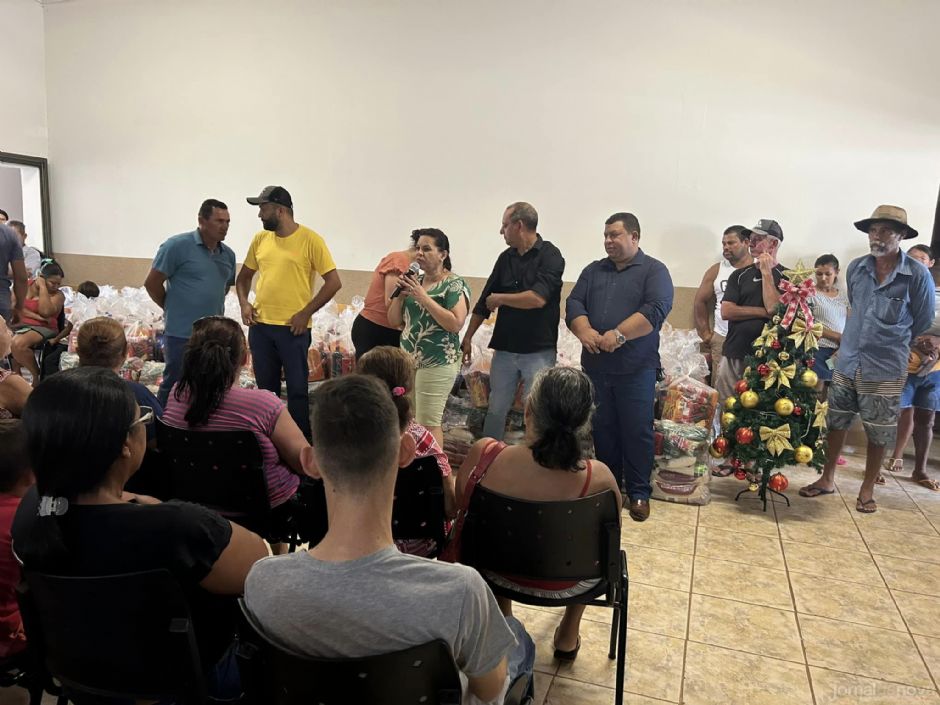 Prefeitura entrega 500 cestas básicas em Taquarussu