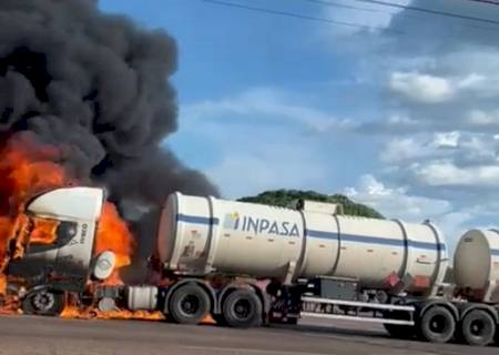 Carreta com diesel explode após bater em outro caminhão na capital