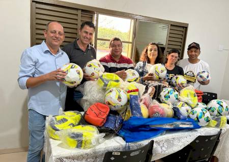 Em Taquarussu, prefeito entregou materiais esportivos às instituições de ensino