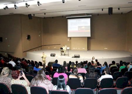 SEMEC capacita professores e administrativos em ciclo de formação continuada