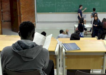 Brasil investe menos em educação que países da OCDE