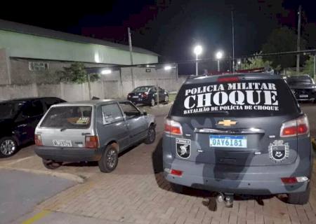 Homem em carro furtado morre em troca de tiros com o Choque em Campo Grande