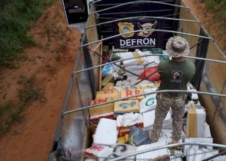 Após cerco policial, motorista abandona carreta com mais de 5,2 ton de maconha na fronteira