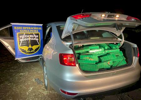 Traficante foge, mas abandona carro com mais de R$ 1 milhão em drogas