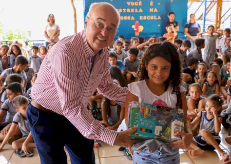 Governo de Nova Andradina inicia distribuição de kits escolares