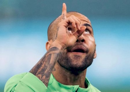 Daniel Alves paga fiança de 1 milhão de euros e deve deixar prisão na Espanha