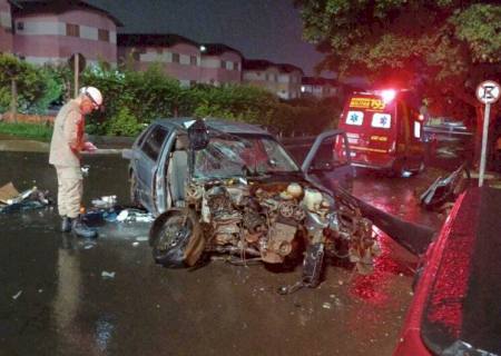 Passageira de carro fica presa às ferragens após colisão com poste em Campo Grande