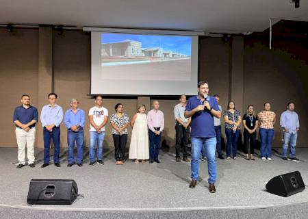 Famílias de Nova Andradina celebram a assinatura de contrato da casa própria