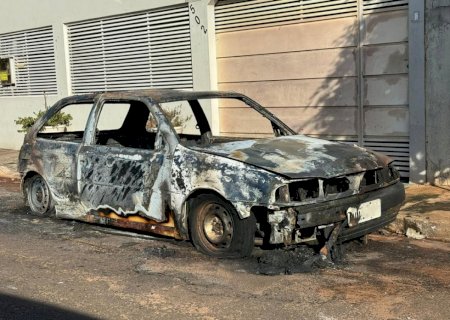 Carro é completamente destruído por incêndio no Argemiro Ortega