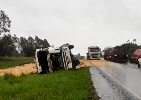 Carreta carregada com soja tomba na BR-376 em Deodápolis