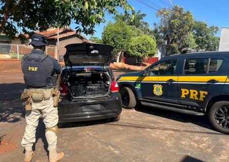 Carro roubado é apreendido com quase 150 kg de maconha em Fátima do Sul