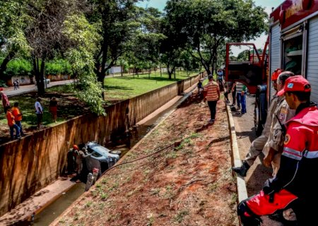 Motorista de aplicativo é 'fechado' por caminhão e cai em córrego na Capital