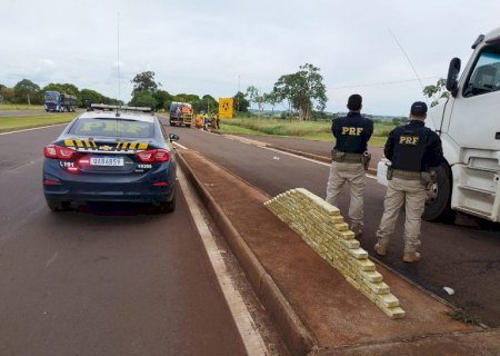 Pai e filho são presos com mais de 100 kg de pasta base de cocaína em MS