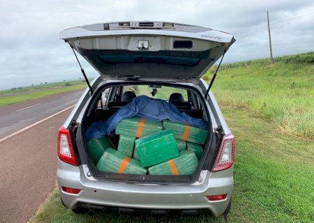 PRF apreende 333 kg de maconha e prende batedor da carga em Caarapó