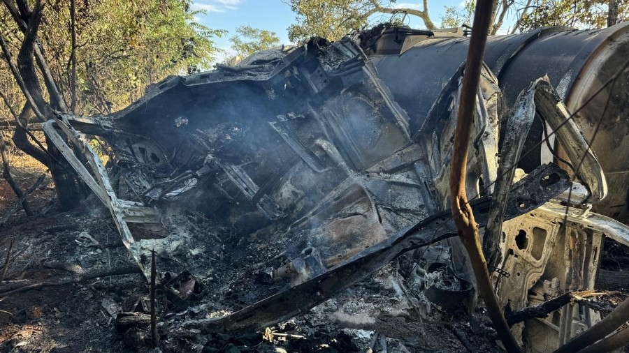 Cabine de carreta carregada com álcool fica destruída por incêndio na região de Nova Casa Verde