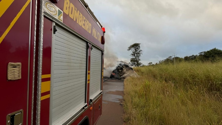 Bitrem carregado de sementes de algodão pegou fogo na BR-267 em Nova Casa Verde
