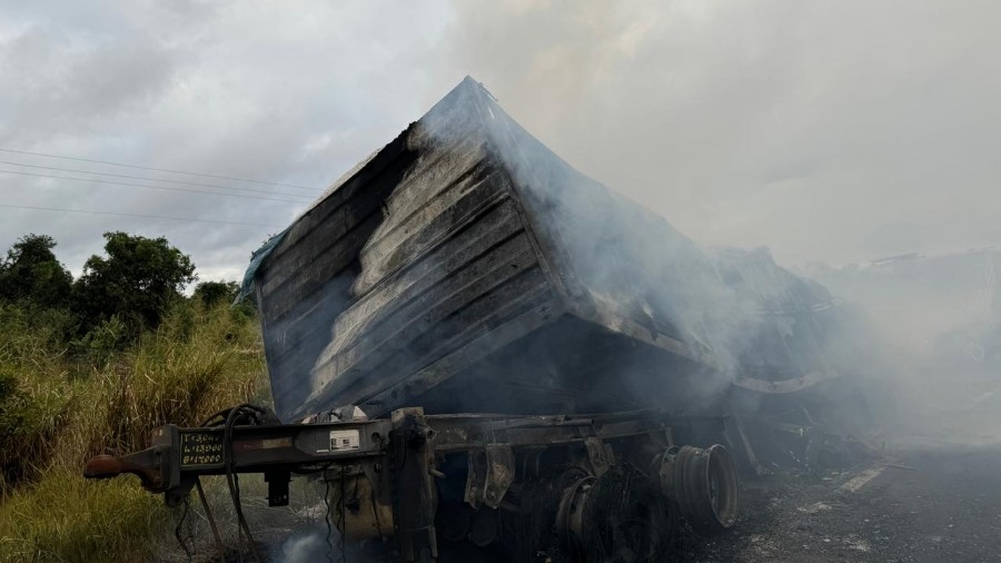 Bitrem carregado de sementes de algodão pegou fogo na BR-267 em Nova Casa Verde