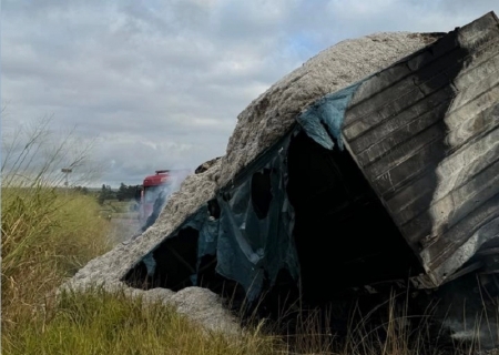 Bitrem carregado de sementes de algodão pegou fogo na BR-267 em Nova Casa Verde