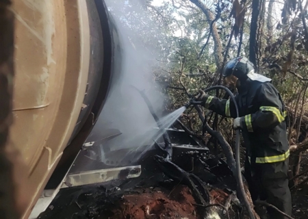 Cabine de carreta carregada com álcool fica destruída por incêndio na região de Nova Casa Verde