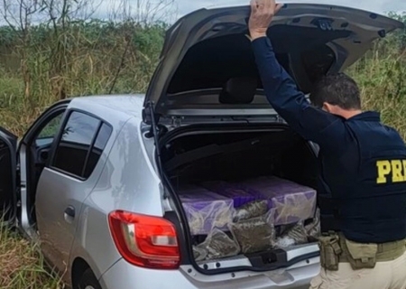 PRF apreende carro furtado carregado com maconha e skunk em Ivinhema