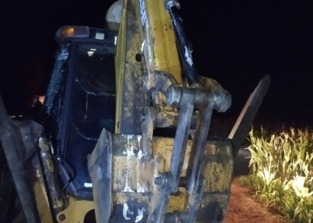 Polícia Militar Rodoviária localiza retroescavadeira que se evadiu de acidente na MS-473 em Taquarussu