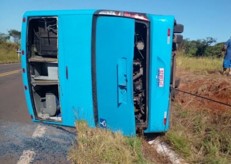 Ônibus com passageiros bolivianos tomba em Santa Rita do Pardo