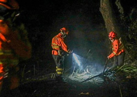 Frente fria favorece combate aos incêndios, e trabalho do Corpo de Bombeiros volta a invadir a noite