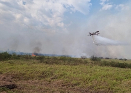 Com apoio aéreo, bombeiros atuam em incêndios florestais e resgatam ribeirinhos no Pantanal
