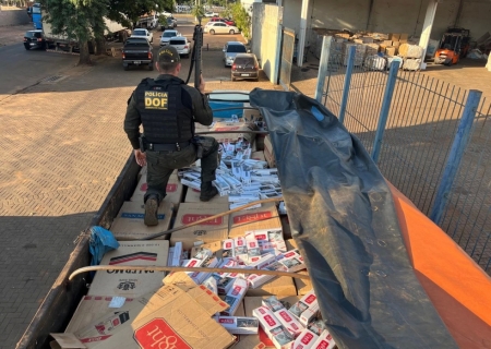 Condutor foge e abandona caminhão carregado com cigarros contrabandeados em Rio Brilhante