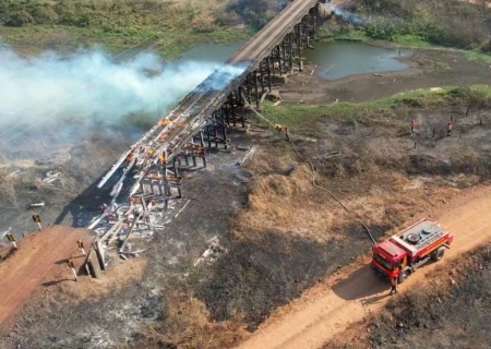 Bombeiros de MS atuam para preservar pontes na Estrada Parque, vegetação e moradias de ribeirinhos no Pantanal