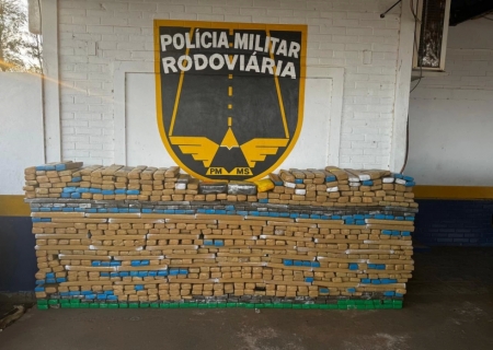 Durante fuga da polícia, traficante abandona carro com 860 kg de maconha em Ponta Porã