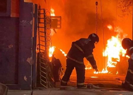 Incêndio de grandes proporções atinge loja de pneus em Campo Grande