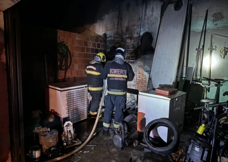 Incêndio atinge oficina e mobiliza Corpo de Bombeiros Militar em Nova Andradina