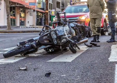 Após 'furar'sinal vermelho e causar acidente, motociclista é socorrido em estado grave na Capital