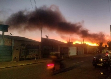 Incêndio de grande proporção atinge empresa em Campo Grande