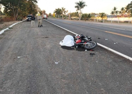 Motociclista morre e garupa fica em estado grave em colisão com carreta em Miranda