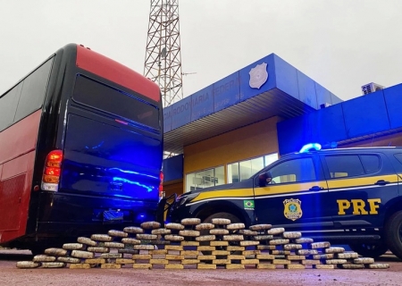 PRF encontra maconha e cocaína em compartimento oculto de ônibus em Corumbá