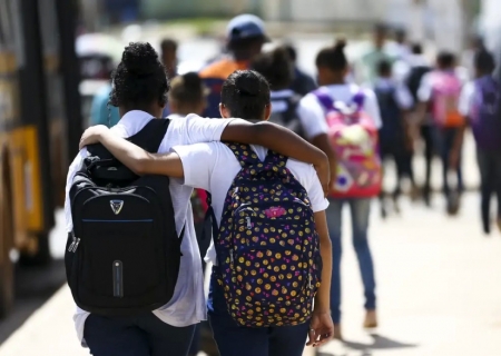 Dia do Amigo: relação é fundamental para a saúde mental, diz psicóloga