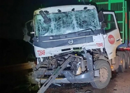 Caminhoneiro fica ferido em colisão na MS-338 em Santa Rita do Pardo