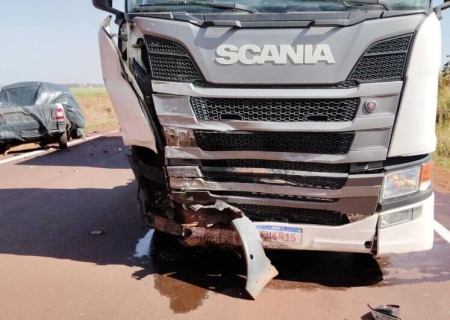 Motorista de picape morre em colisão frontal com carreta em Dourados