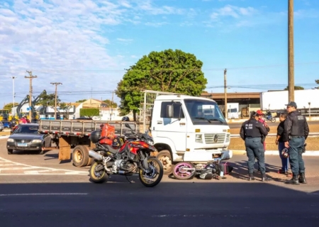 Caminhão perde o freio e atinge dois irmãos de moto na Capital