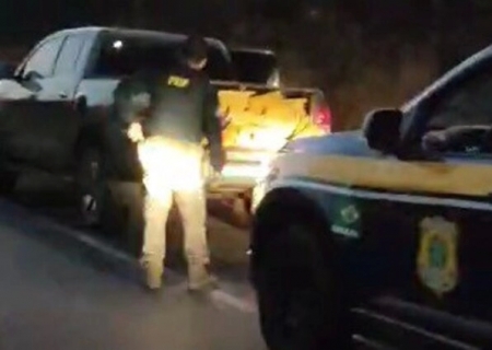 Dupla é presa com caminhonete roubada e carregada com 800 kg de maconha em MS