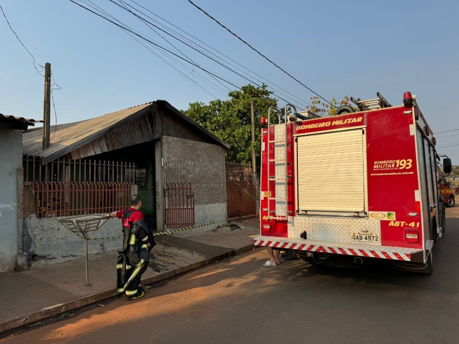 Sala de residência desabitada fica destruída por incêndio no Durval Andrade Filho