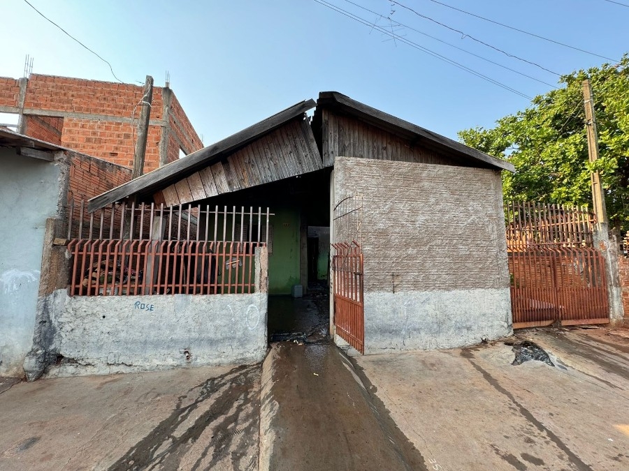 Sala de residência desabitada fica destruída por incêndio no Durval Andrade Filho