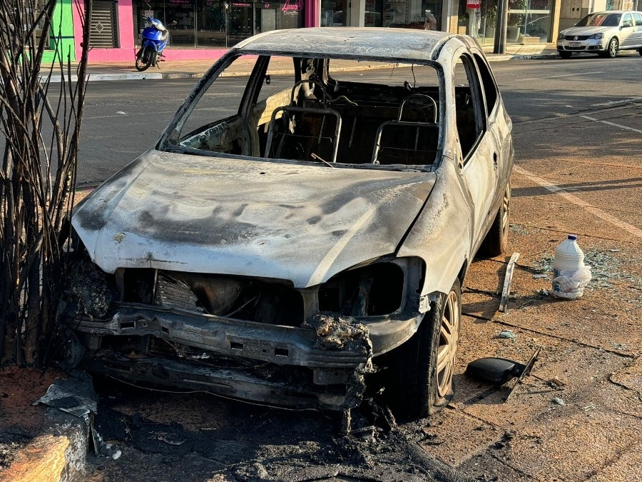 Mulher que ateou fogo em carro do ex-companheiro em Nova Andradina está em estado grave com queimadura de segundo grau