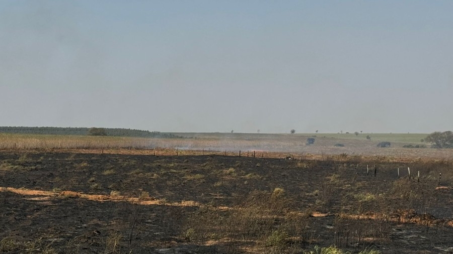Corpo de Bombeiros Militar combate incêndio em propriedade rural em Nova Andradina