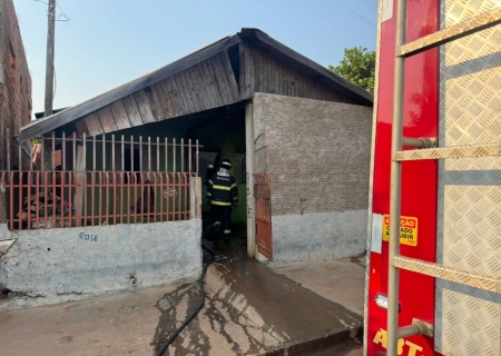 Sala de residência desabitada fica destruída por incêndio no Durval Andrade Filho