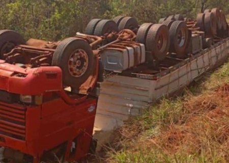 Carreta carregada com soja tomba em Batayporã