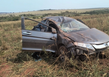 Carro roubado em Minas Gerais capota na MS-141 entre Ivinhema e Naviraí