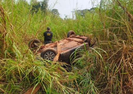 Carro com mercadoria ilegal capota durante fuga da polícia em Laguna Carapã